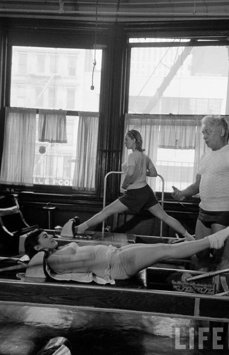 Joseph pilates ensinando o Hundred no reformer a uma aluna em seu Studio em Nova York. Fonte: Revista LIFE.