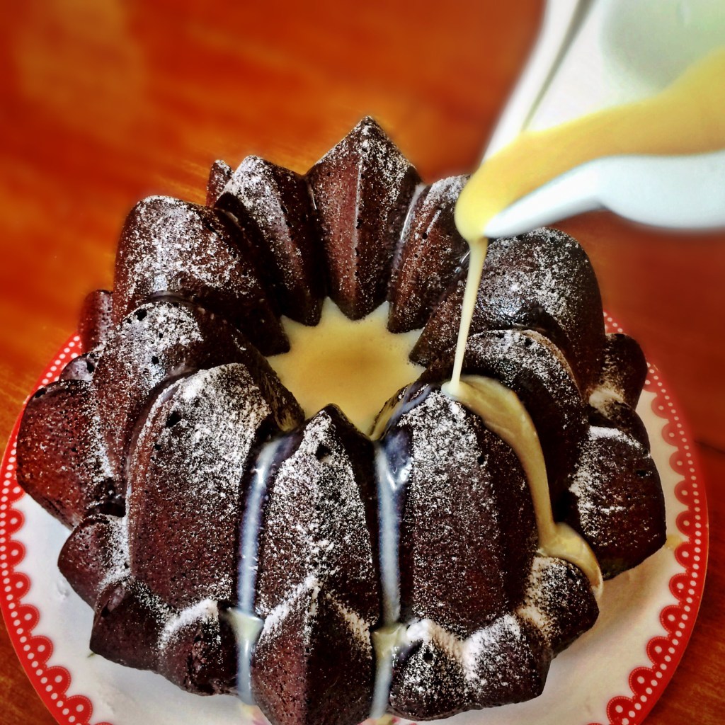 Bolo de cacau sem glúten com creme de baunilha funcional – Por Nanda P&nbsp;Carneiro