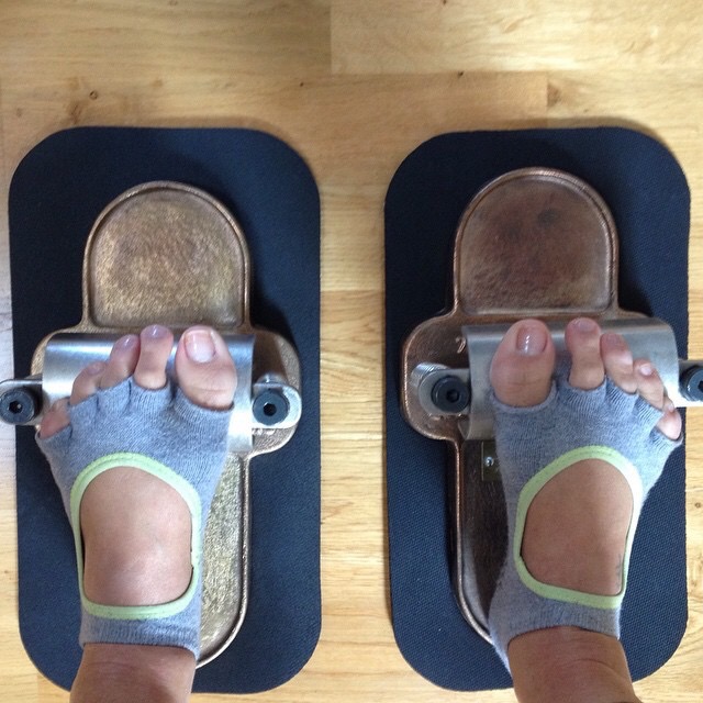 Foot Corrector: corrigindo a postura a partir dos pés. Por Myra Hirano