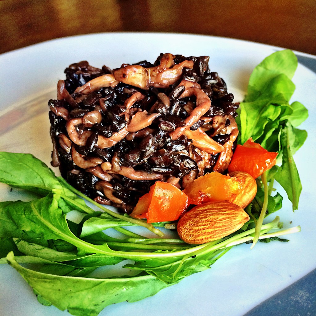 Risoto de arroz negro com shimeji – Por Nanda P.&nbsp;Carneiro
